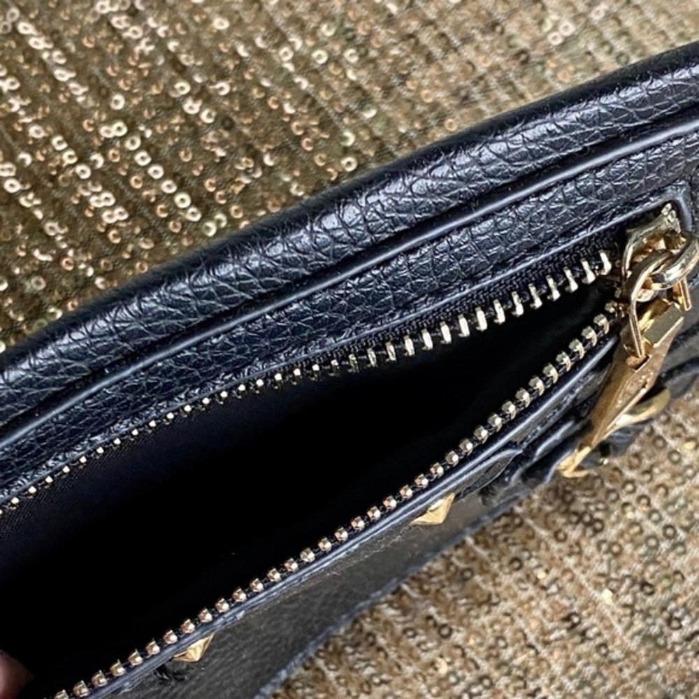 🌸BCBG wristlet🖤🖤🖤 - Picture 4 of 4